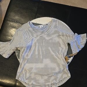 CABI VNECK BELL SLEEVE TSHIRT SZ M